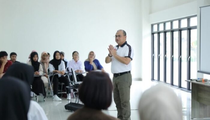 Erzaldi Rosman Djohan Berikan Arahan Pentingnya Memaksimalkan Potensi Desa Kepada Mahasiswa di Rosman Djohan Institut