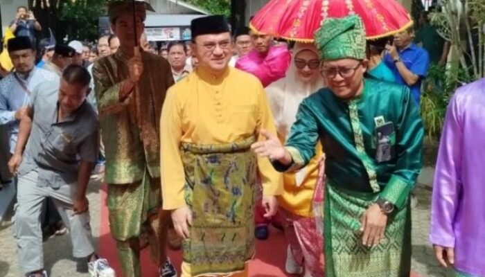 Melalui Tradisi Melayu ‘Sekapur Sirih’ Erzaldi dan Melati Lamar Calon Wakil Gubernur